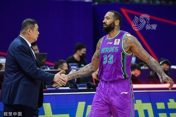 战报湖人20分惨败鹈鹕 詹姆斯34+6老六4抢断锡安26分NBA常规赛继续进行，洛杉矶湖人队（17胜17负）吞下连败。